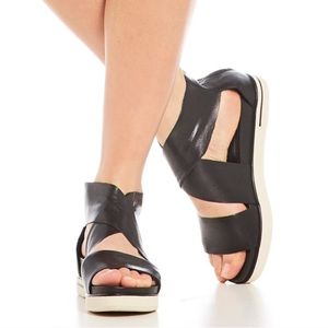 Eileen Fisher leather strappy sandals